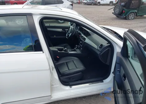 2013 Mercedes-Benz C 300 Sport 4Matic из США, поврежденный, VIN WDDGF8AB0DG144324